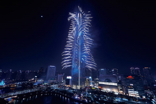 롯데월드타워 불꽃축제. SK텔레콤 제공